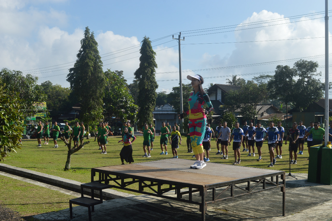 Senam Aerobik dan Jalan Santai Untuk Kesehatan Prajurit Korem 073/Makutarama